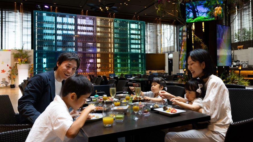 品川プリンスホテルのスタイリッシュなブッフェレストラン「LUXE DINING HAPUNA」で食事する家族