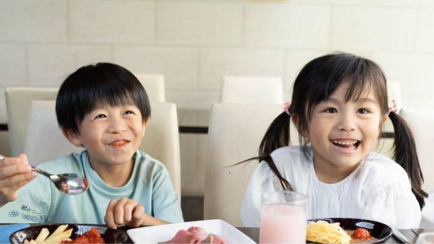 LUXE DINING HAPUNAで食事するこどもたち