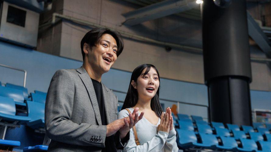 閉館後の「マクセルアクアパーク品川」でドルフィンパフォーマンスを楽しむふたり