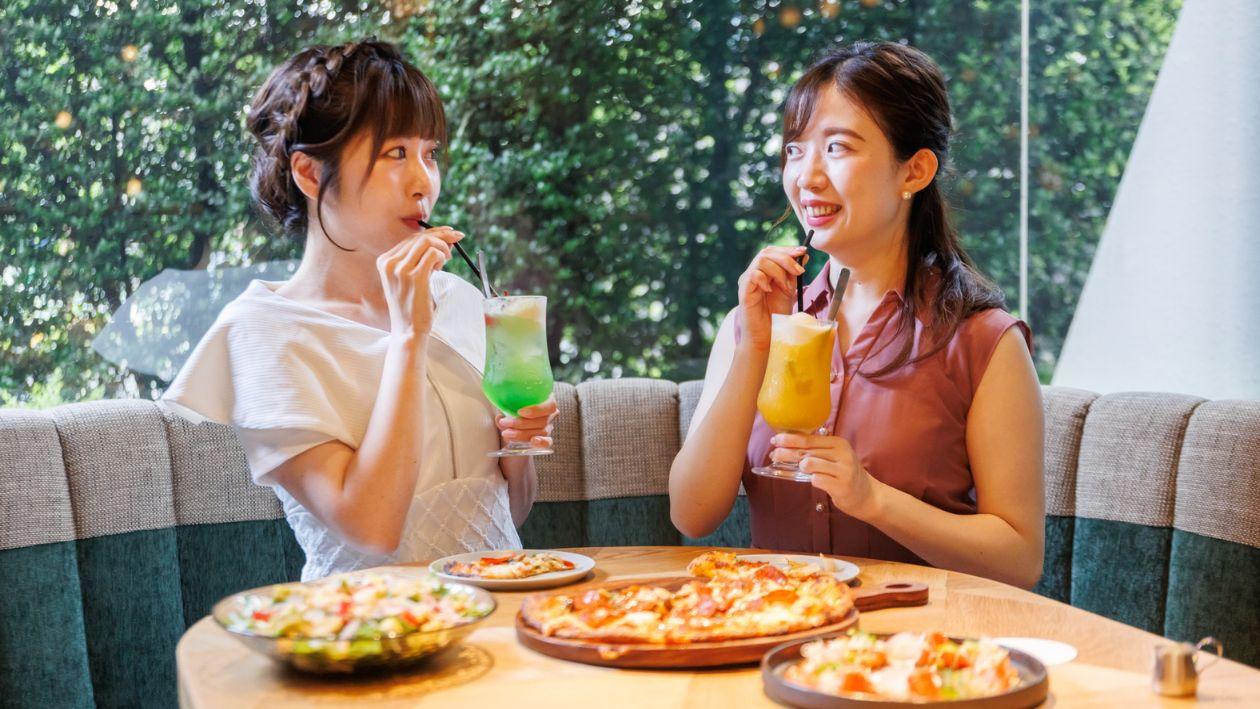 品川プリンスホテルのお食事やおみやげにも使える￥2,000分特典付きプラン PIVOTで食事をする女性2人