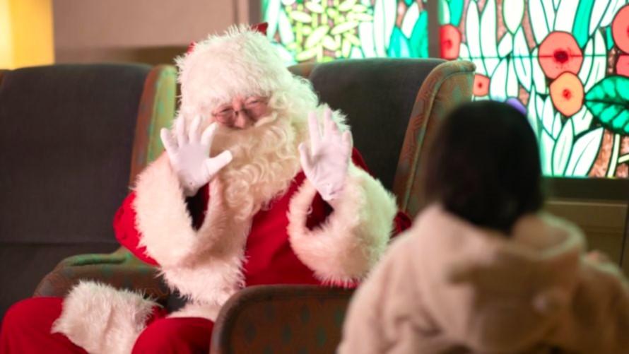 品川プリンスホテルのロビーでゲストとグリーティングするサンタクロース