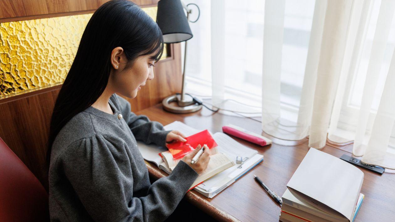 品川プリンスホテルNタワーのビジネスラウンジで勉強する受験生