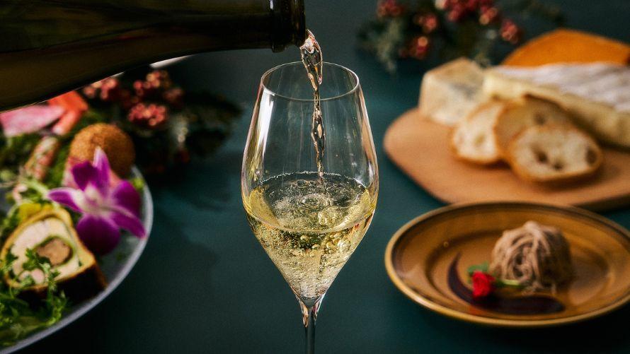 アルコールドリンクが注がれているワイングラス