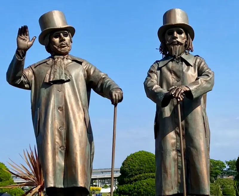 Travellers Bronz Bros