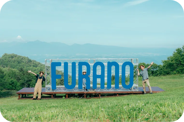 &ldquo;FURANO&rdquo;モニュメントの前で写真を撮る親子