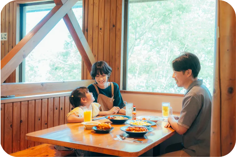 山頂レストランのテーブルで食事を楽しむ家族