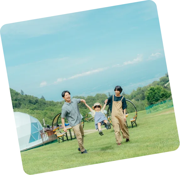 草原を走る家族