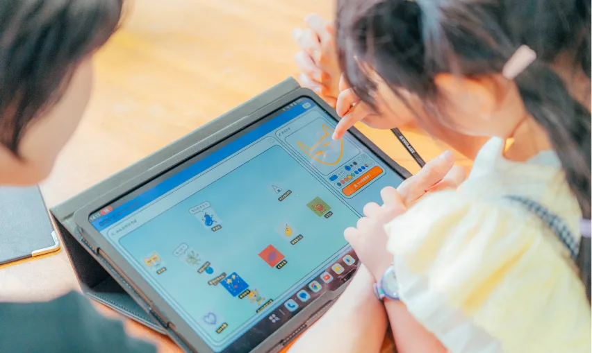 タブレットでお絵かきをする子ども