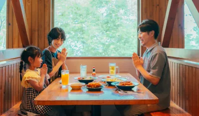 山頂レストランのテーブルで食事を楽しむ家族