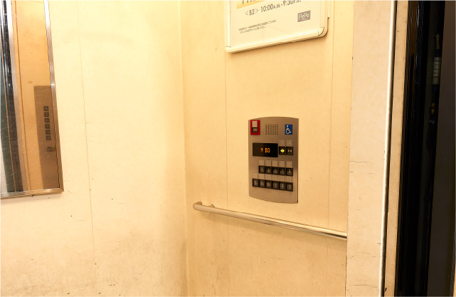 地下１階へお進みください