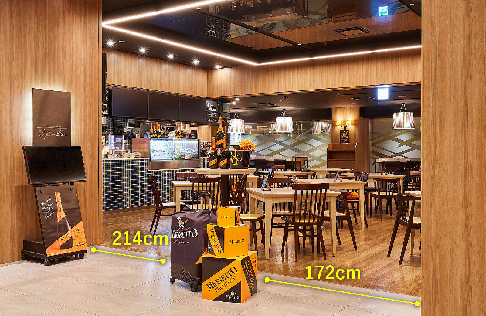 ザ・ステーション カフェバー入り口　横幅左側214センチメートル　横幅右側172センチメートル