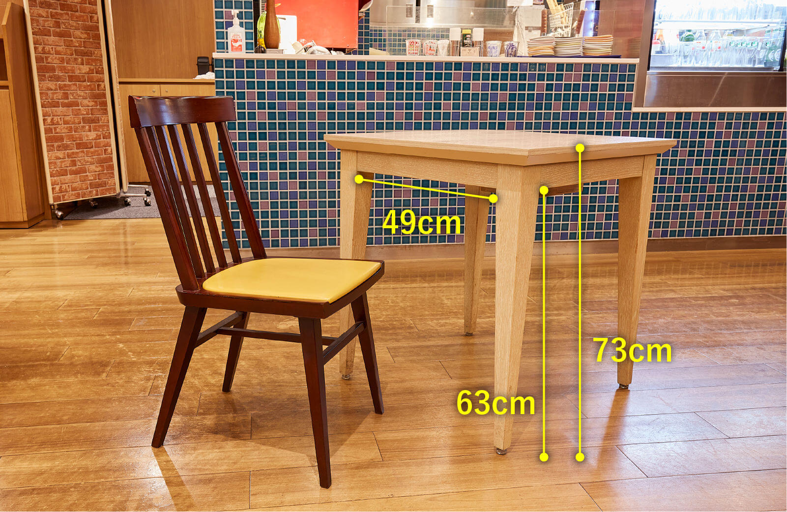 ザ・ステーション カフェバー　高さ73センチメートル　テーブルの天板下から床までの高さ63センチメートル　テーブル脚幅49センチメートル