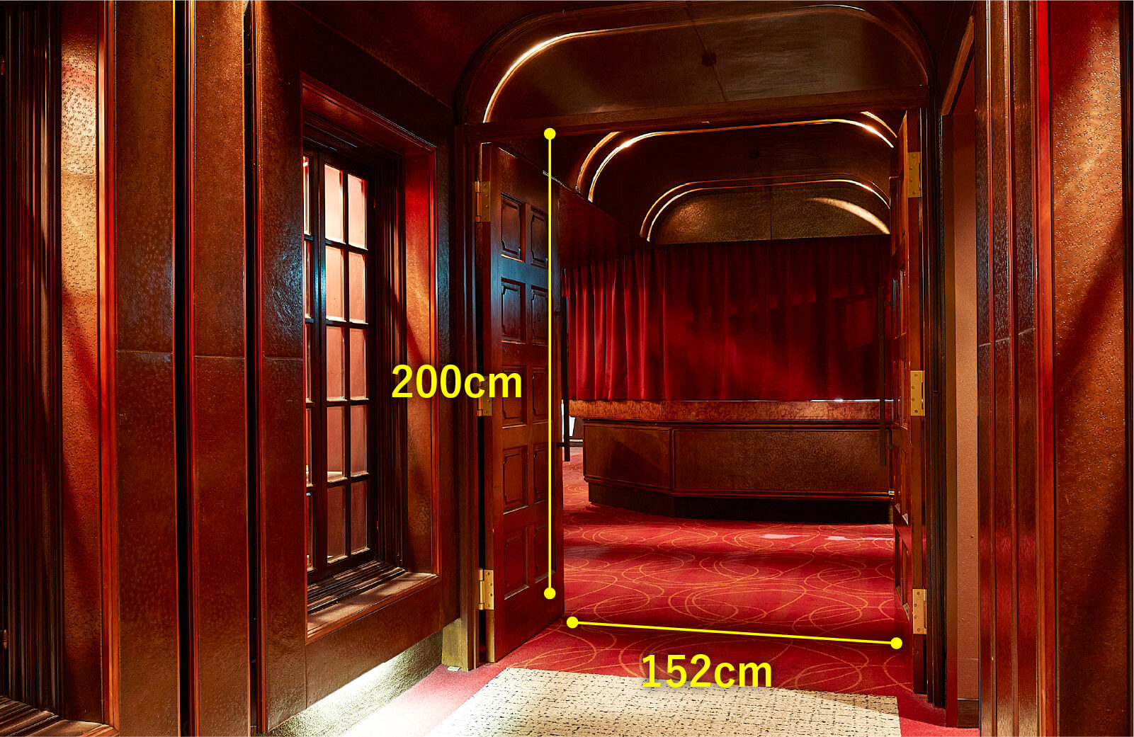 パーティースペース ガーネット　入り口　高さ200センチメートル　横幅152センチメートル