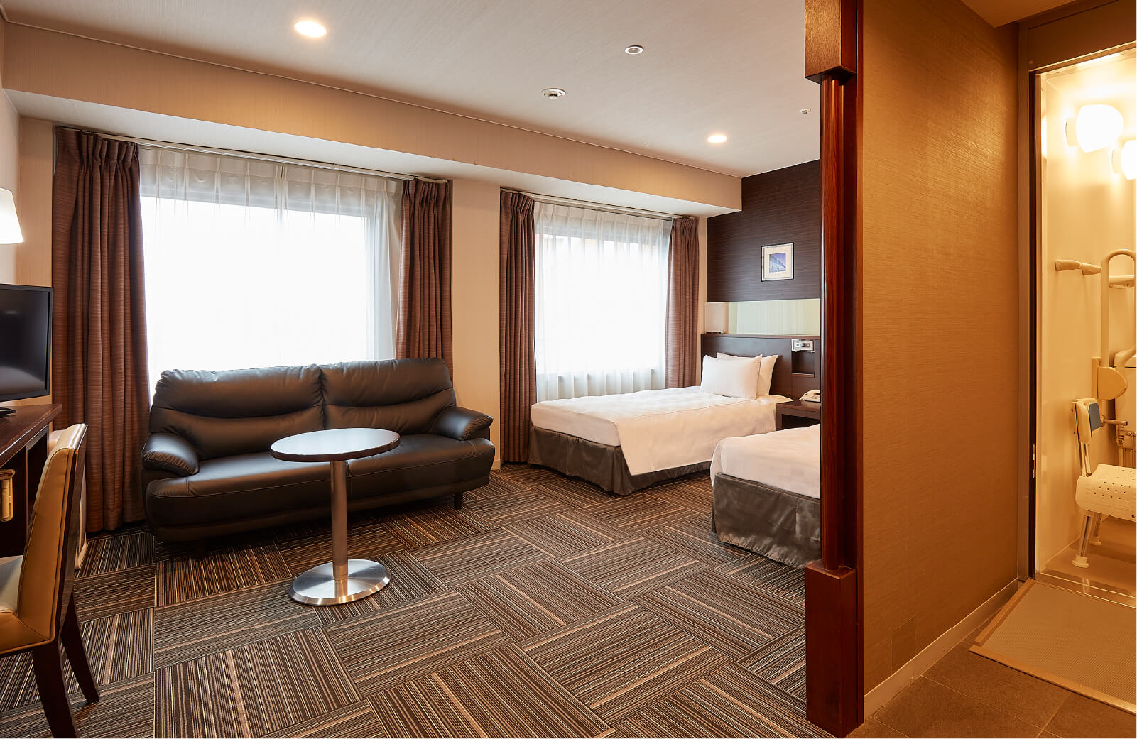 ユニバーサルルームのサイズ　入口横幅800ミリメートル　ユニットバス入口　スロープあり幅860ミリメートル　ユニットバス転回スペース700パイ　ベッドルーム転回スペース1100パイ　ベッドとベッドの間660ミリメートル