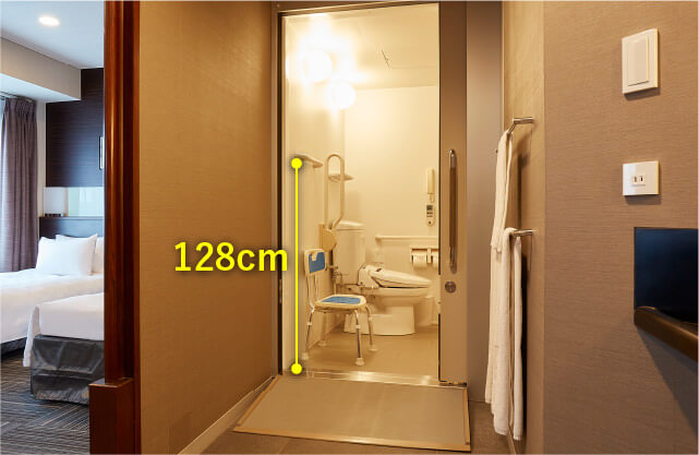 ユニットバス入口の手すりまでの高さ　128センチメートル