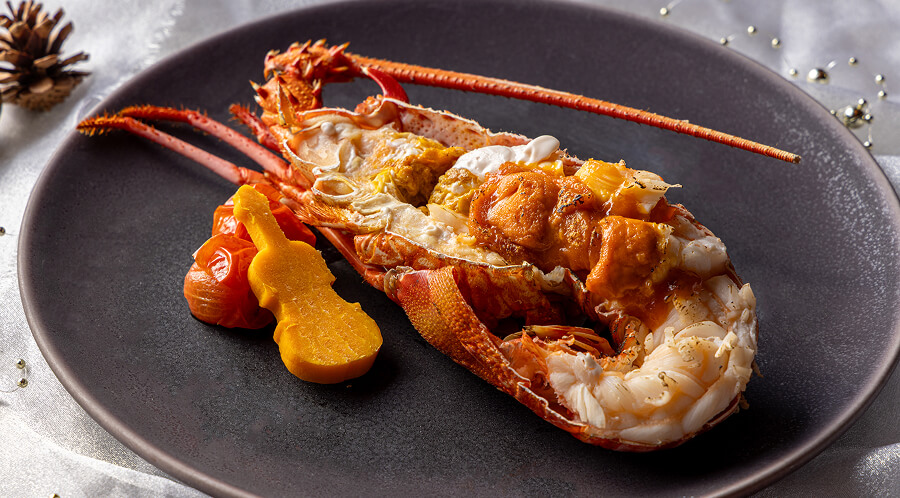 伊勢海老や米沢牛などが並ぶクリスマスディナーコース