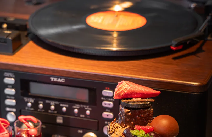 レコードプレーヤーで回るレコード盤