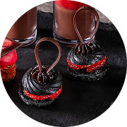 苺ガナッシュの黒マカロン