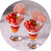 苺と春のきらめきパフェ