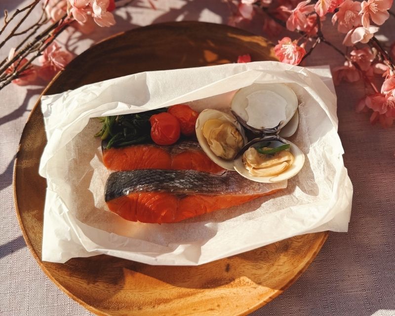 桜マスの紙包み焼き