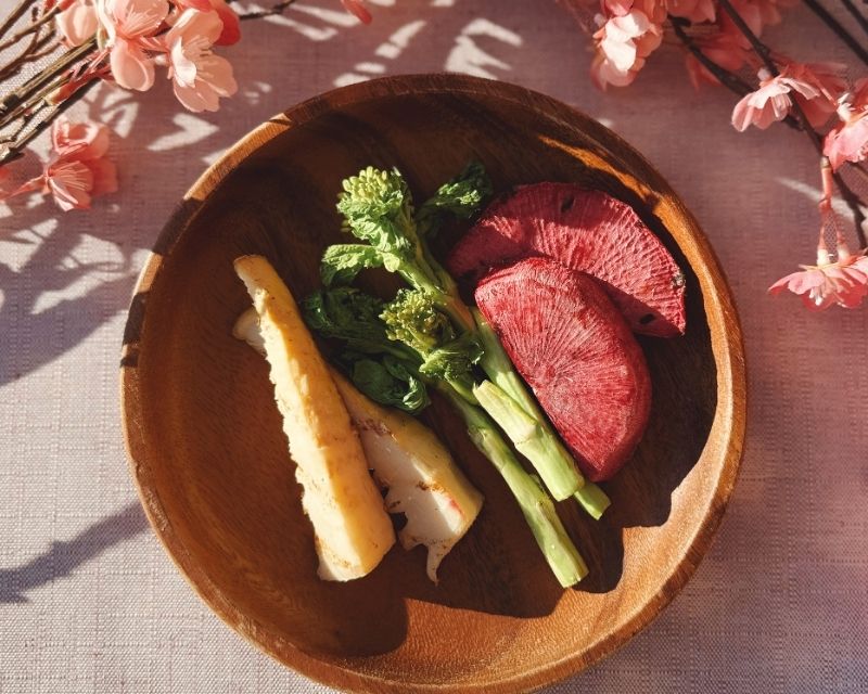 桜花塩漬けの鶏もも肉（100g）＋春野菜のグリル（たけのこ、菜の花、紅芯大根：1人前）