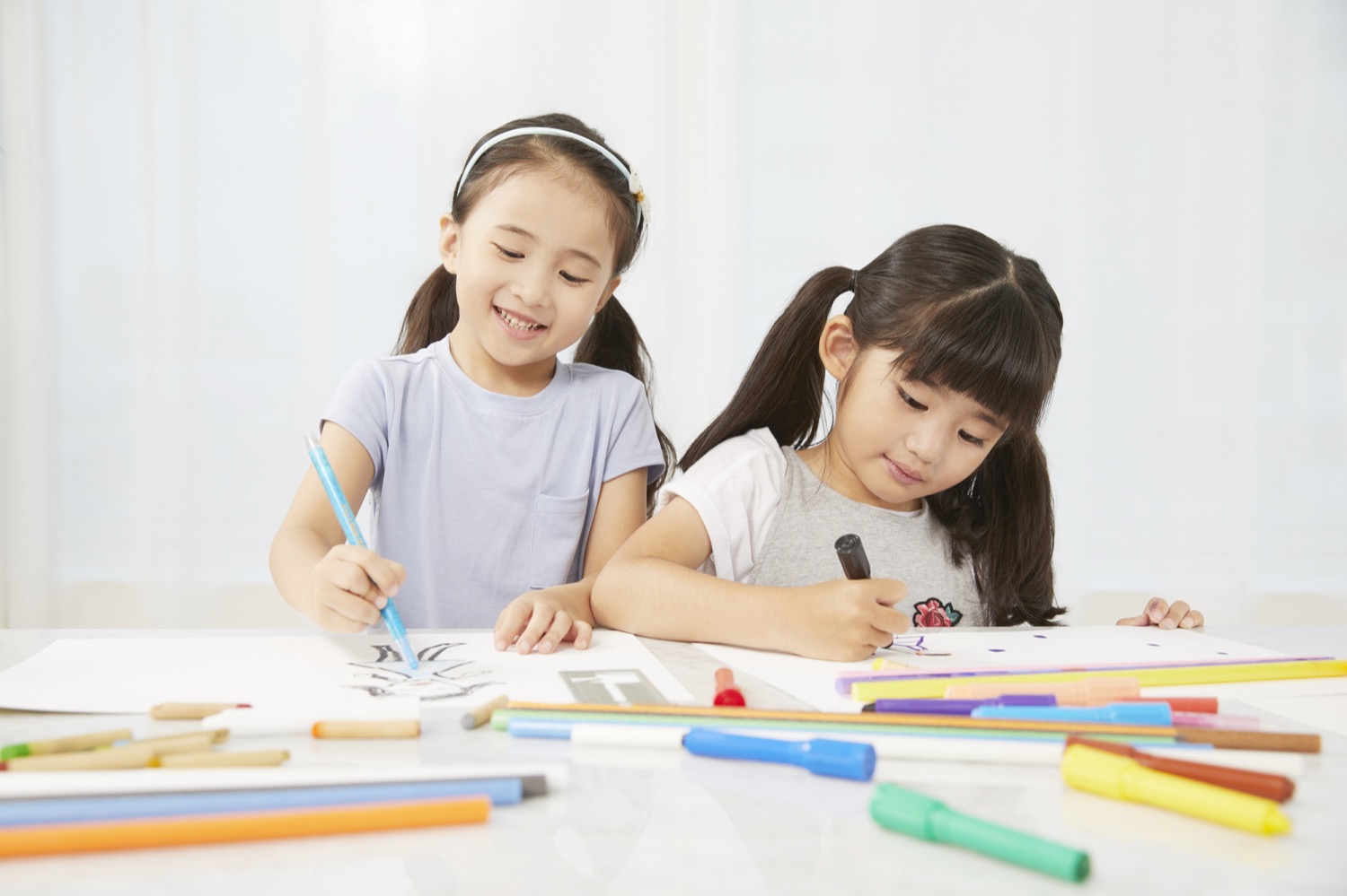 絵を描く子どもたち