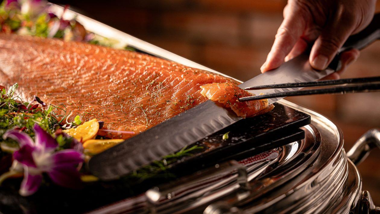 香草風味のスモークサーモン　カッティングサービス