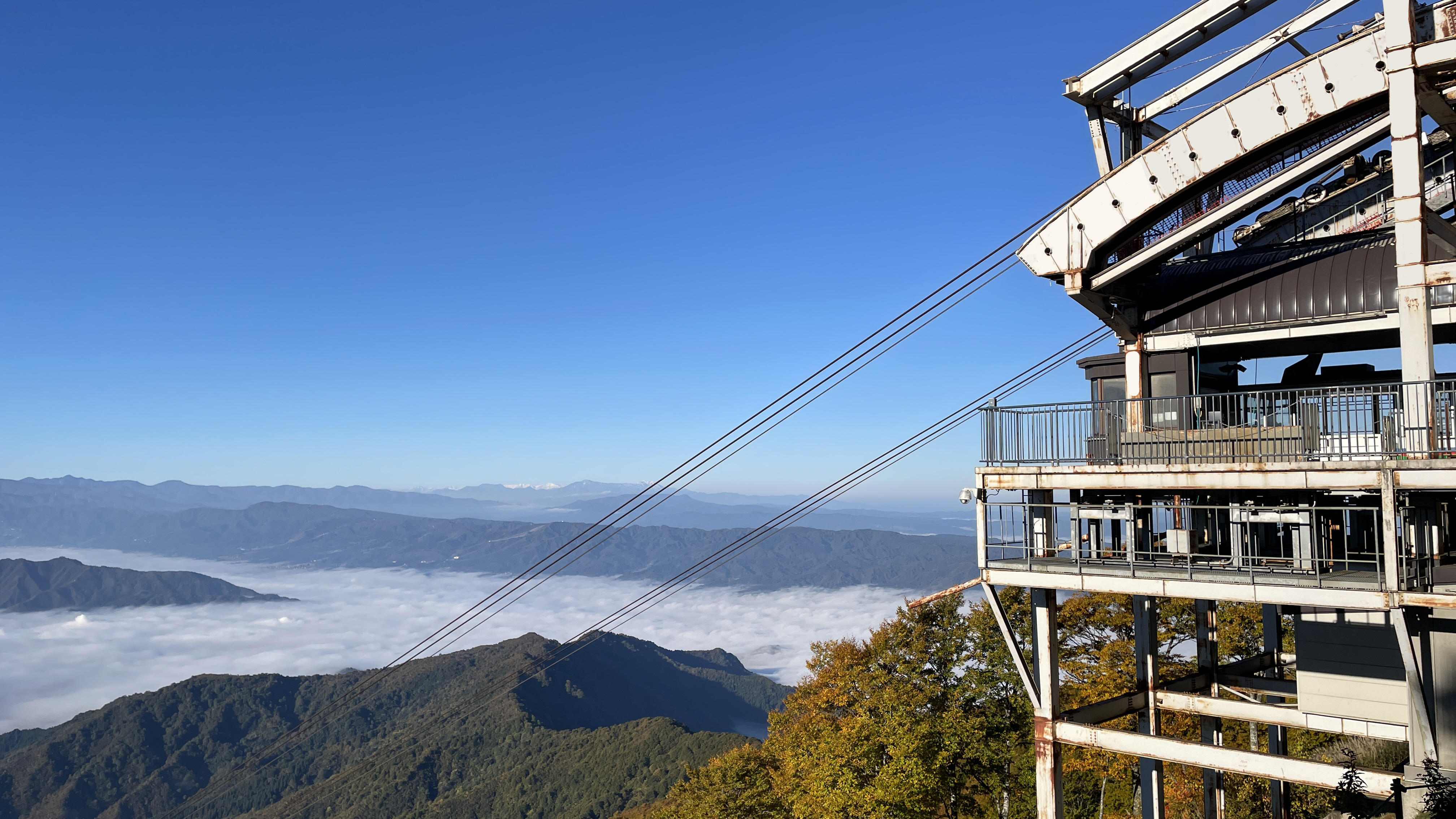 八海山ロープウェーと山並み