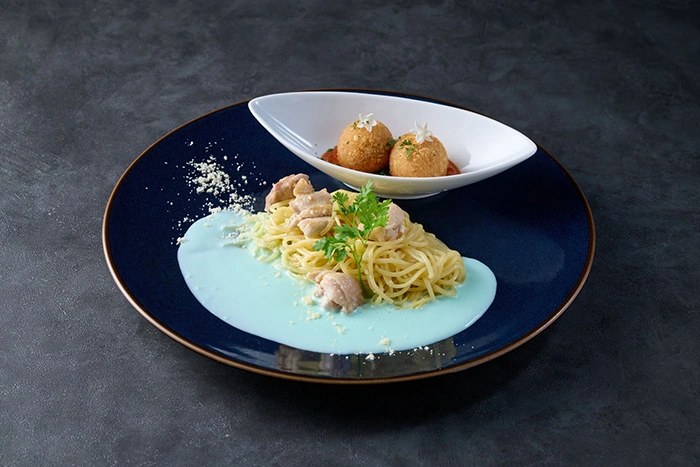 [デンジ]チキンクリームパスタ アランチーニ添え