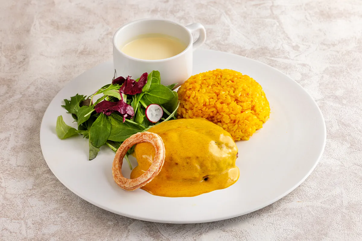 黒のハンバーグ トウモロコシスープ添え