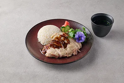 東峰のチキンライス　エディブルフラワーを添えて