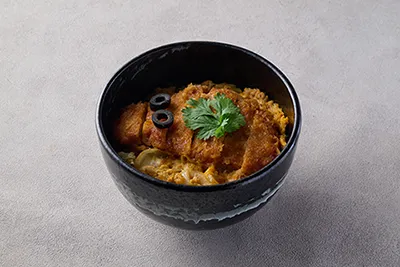 佐久早のカツ丼　ブラックオリーブ添え　