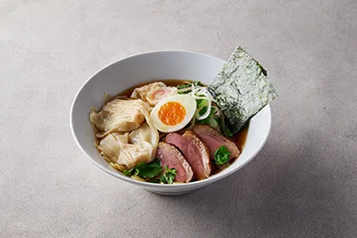 澤村も大好き！醤油ラーメン 鴨肉と海老ワンタン添え