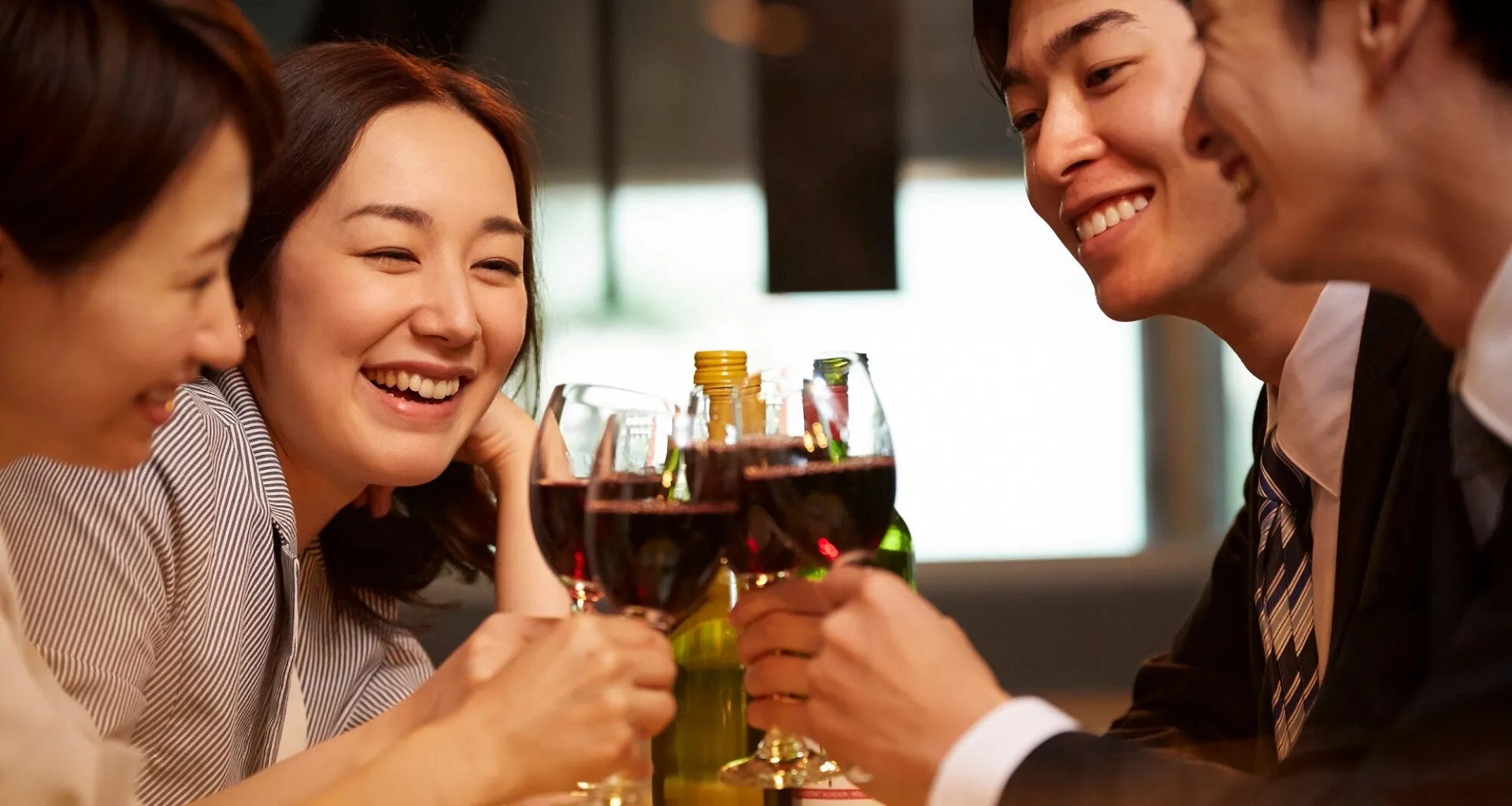 パーティーで乾杯する人々