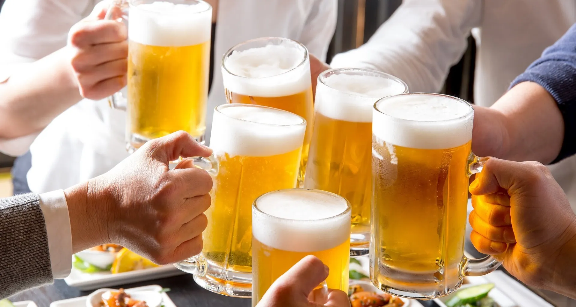 パーティーで乾杯する人々