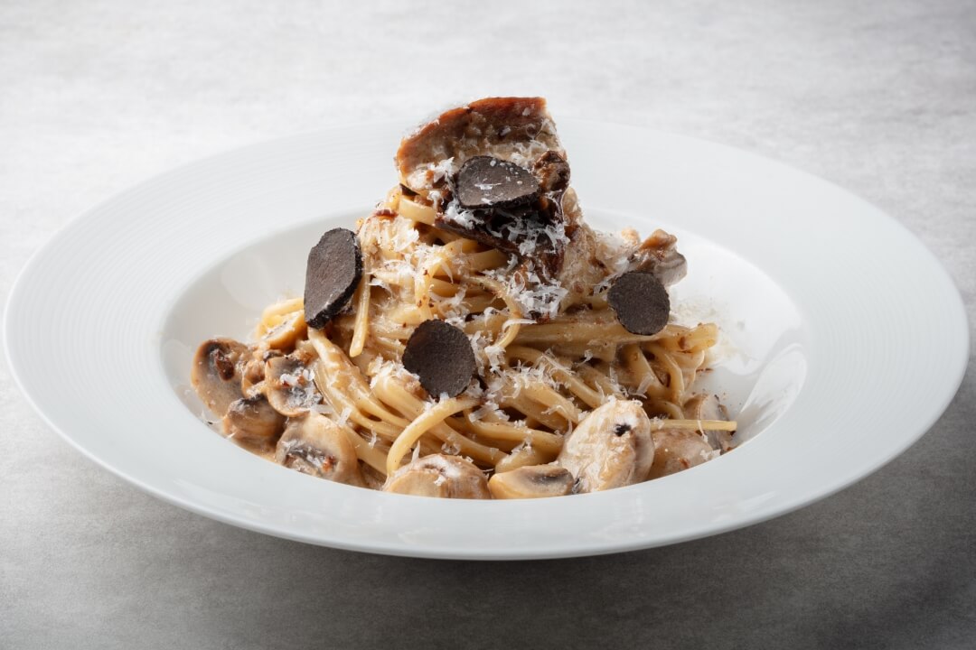 イン ルーム ダイニング サルシッチャとトリュフとポルチーニのパスタ