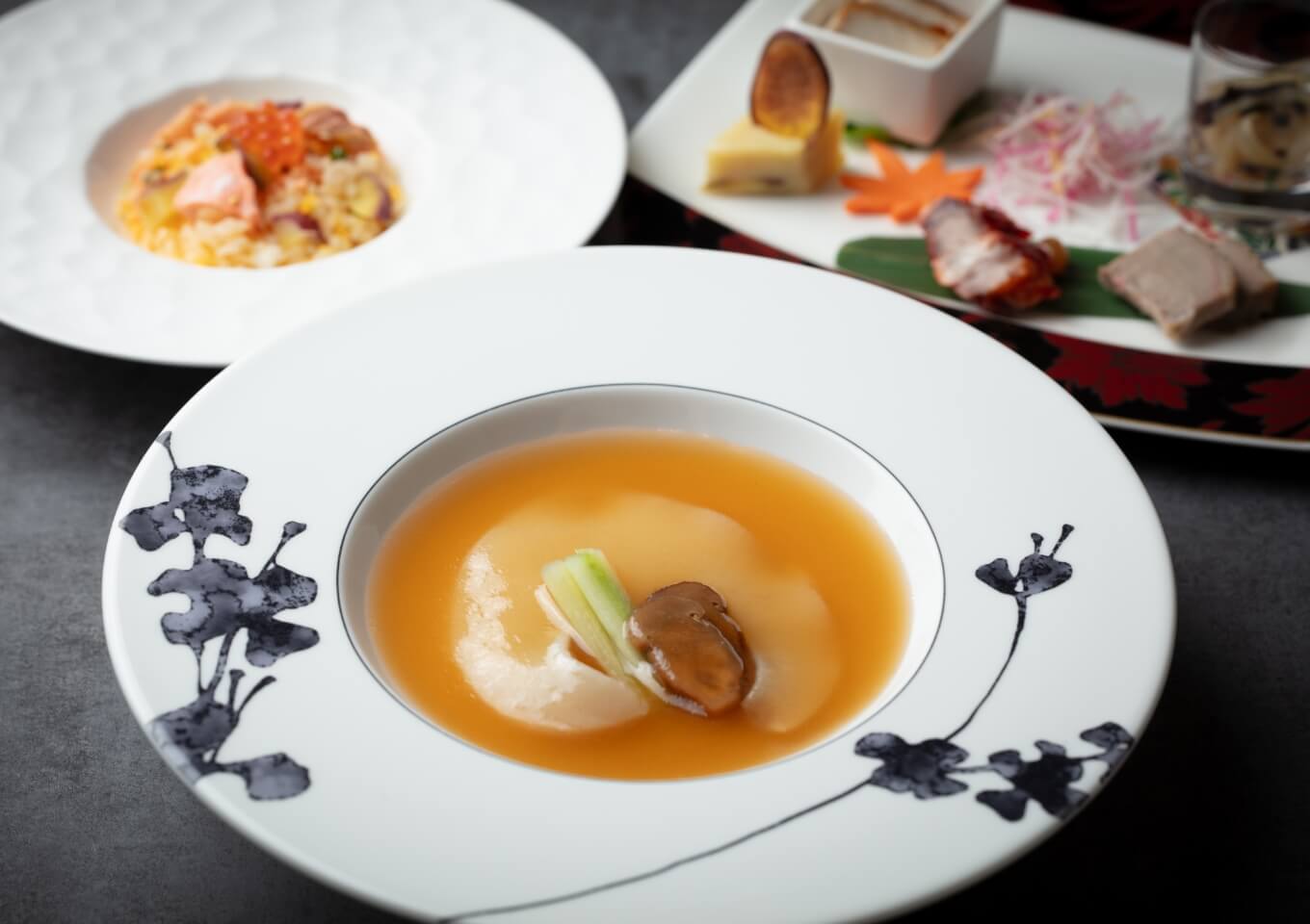 フカヒレの姿煮茶碗蒸し仕立て 松茸の香り