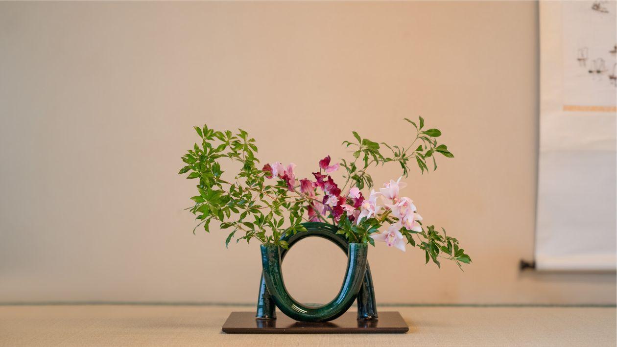 床の間に生け花が飾られている。