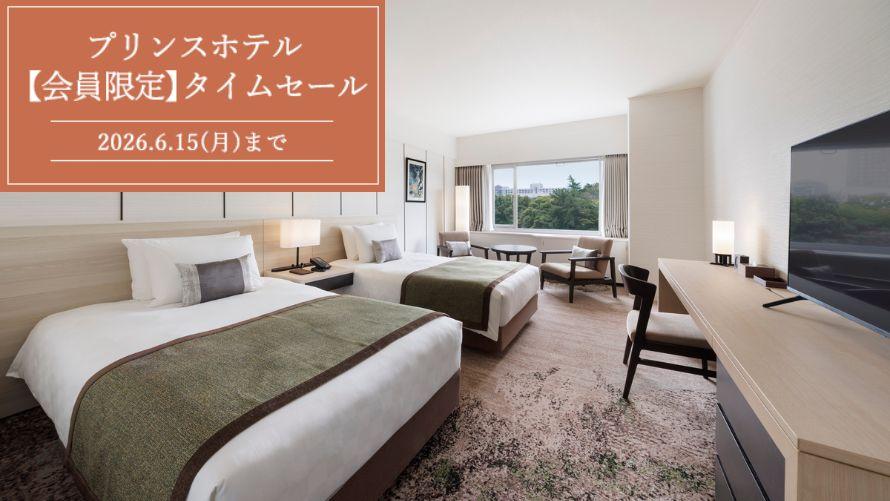 夜の日本庭園散策をする女性が竹あかりを眺めている。