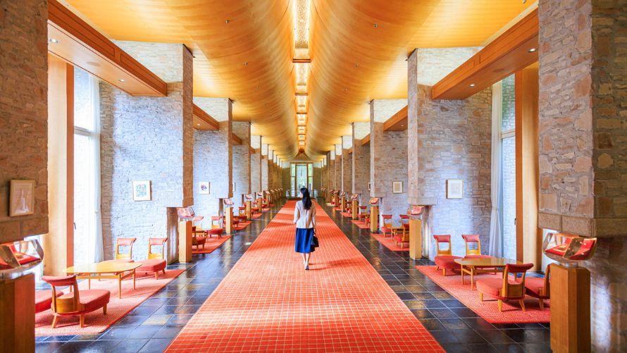 赤い絨毯と高い天井が特徴的なホテルメインロビー