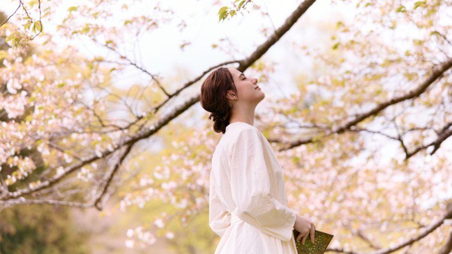 桜の中に佇む女性