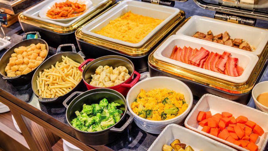 色とりどりの料理が並ぶブッフェボード