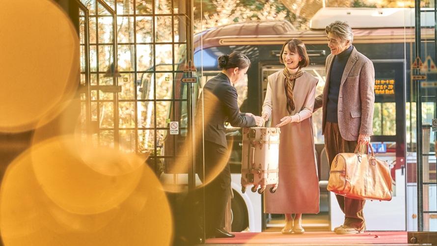 軽井沢の自然の中を散歩するご夫婦。エンジョイチケットで軽井沢を満喫しよう。