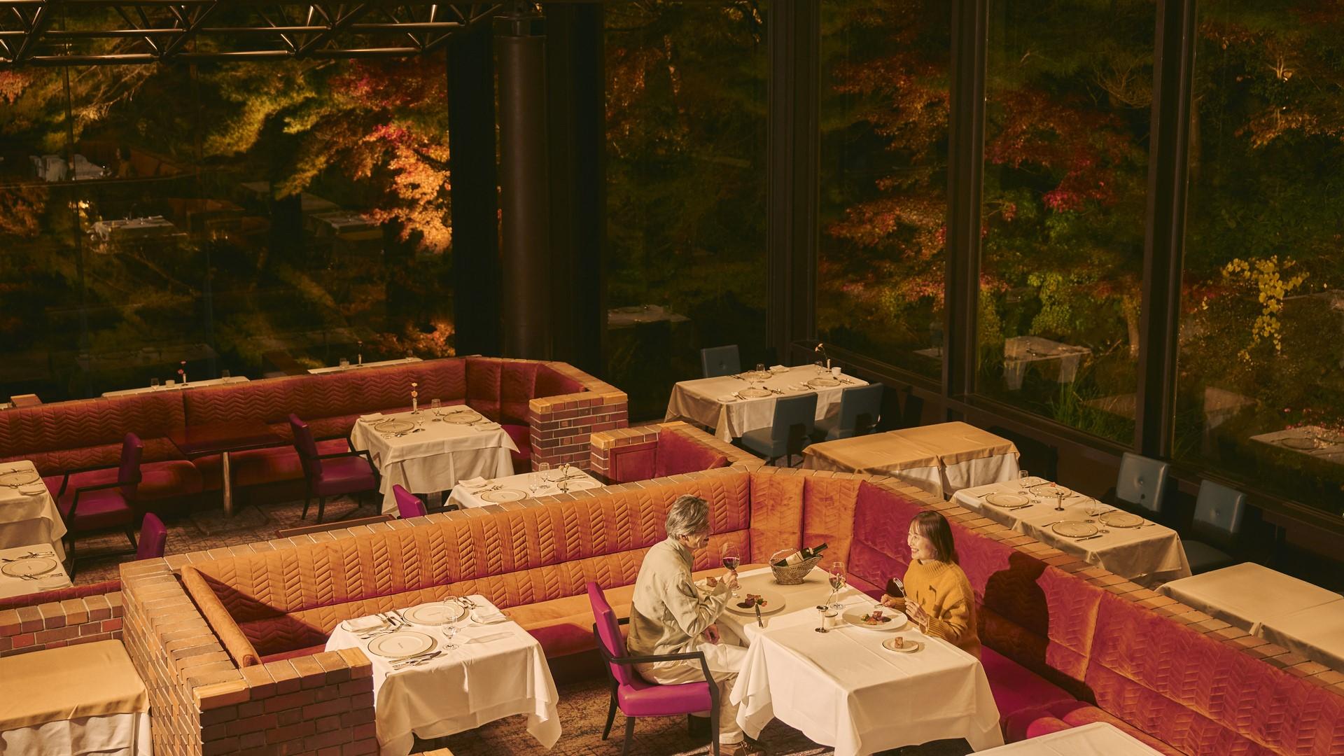 ダイニングルーム ボーセジュールで優雅な夕食