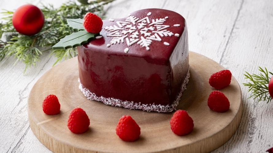 赤いハート型のchristmas cake