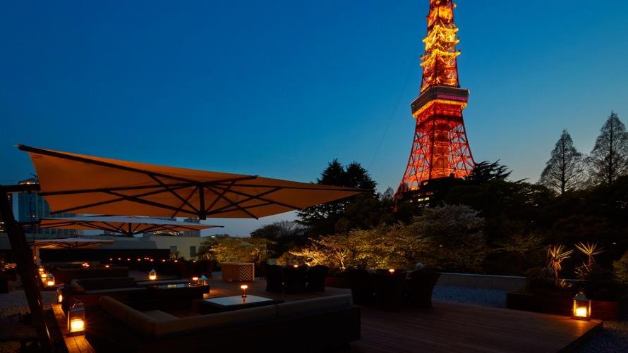 東京のシンボルである東京タワーを目前に見上げる芝公園の中にあるテラスでは、昼は開放的なカフェ営業、夜は東京タワーの煌めきとともにシャンパンやクラフトビールをお楽しみいただけます。