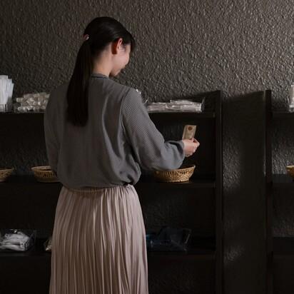 アメニティバーでアメニティを取る女性