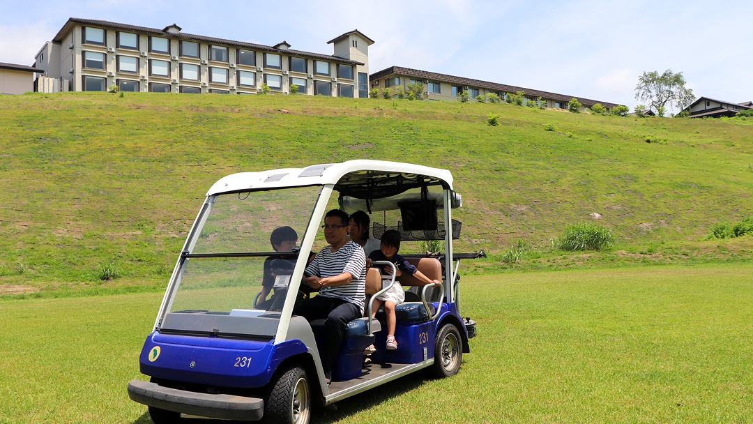 大切な人と 高原の爽やかな風を感じるグラスガーデンドライブ