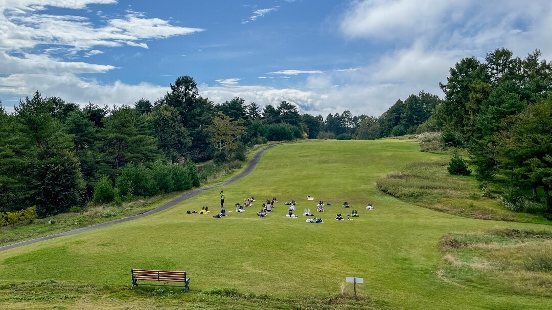 愛妻家の聖地で行う モーニングヨガ