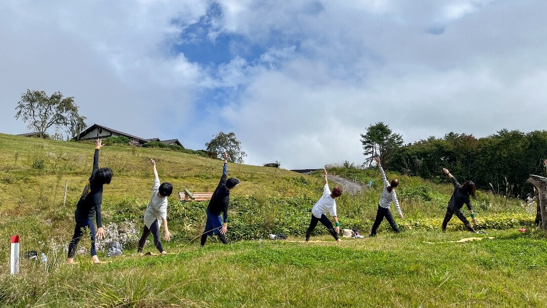 愛妻家の聖地で行う モーニングヨガ